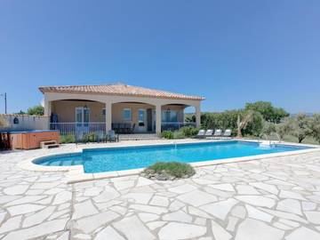 Location de vacances pour 10 personnes, avec jardin ainsi que terrasse et piscine, animaux acceptés à Aigne