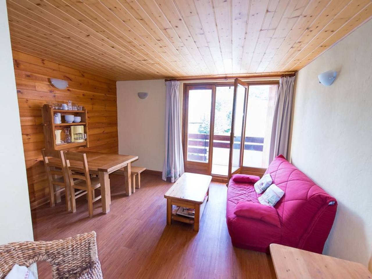 Appartement entier, Studio sud avec balcon, 4 couchages, Serre Chevalier, au pied des pistes in La Salle-les-Alpes, Serre Chevalier