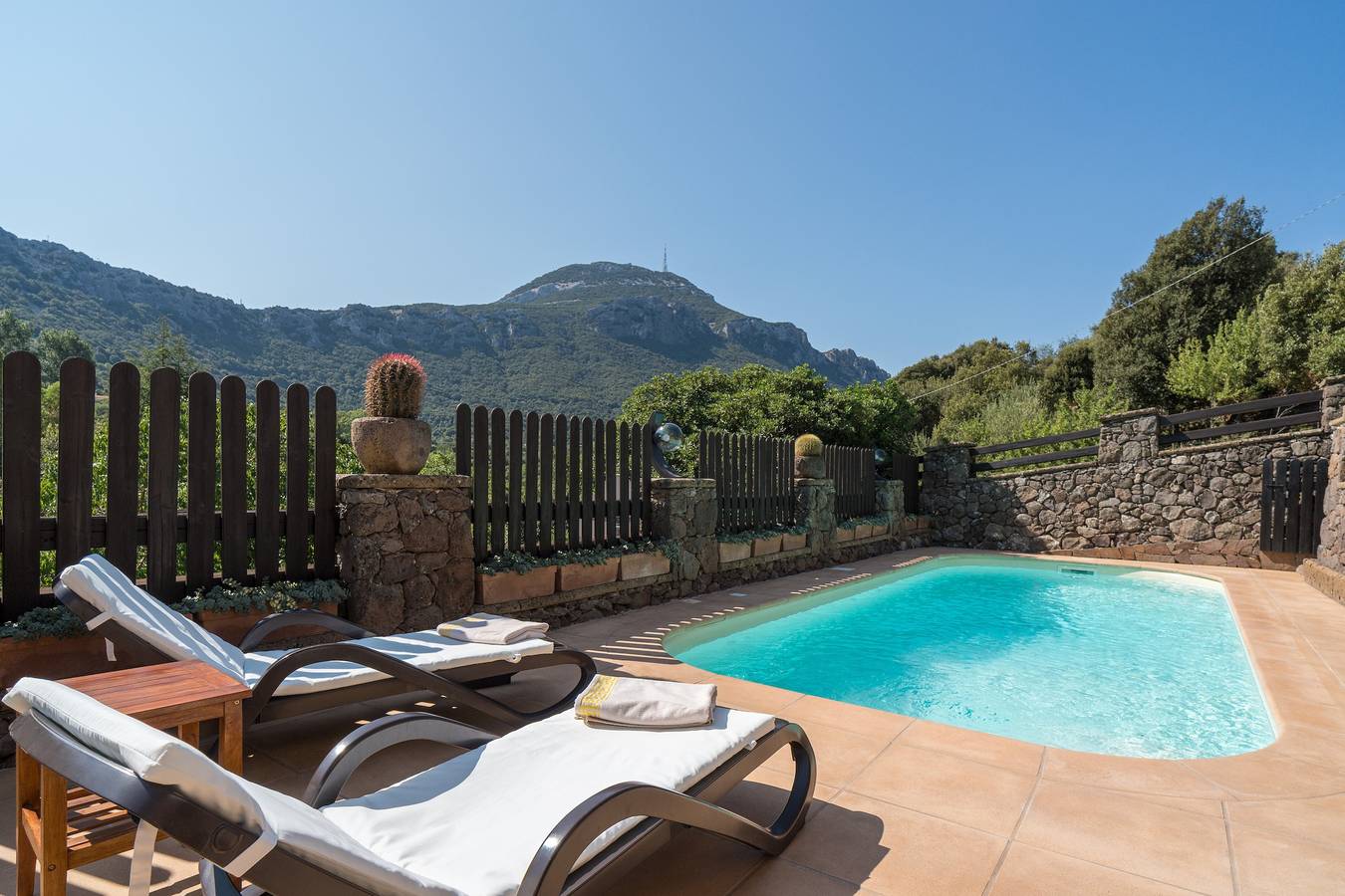 Casa vacanze 'Bados' con vista sulle montagne, piscina e aria condizionata in Dorgali, Golfo di Orosei