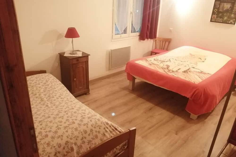 Gite sleeps 5, accessible from the side of the house. Free Wifi in Marcenat, Regionaler Naturpark Volcans d'Auvergne