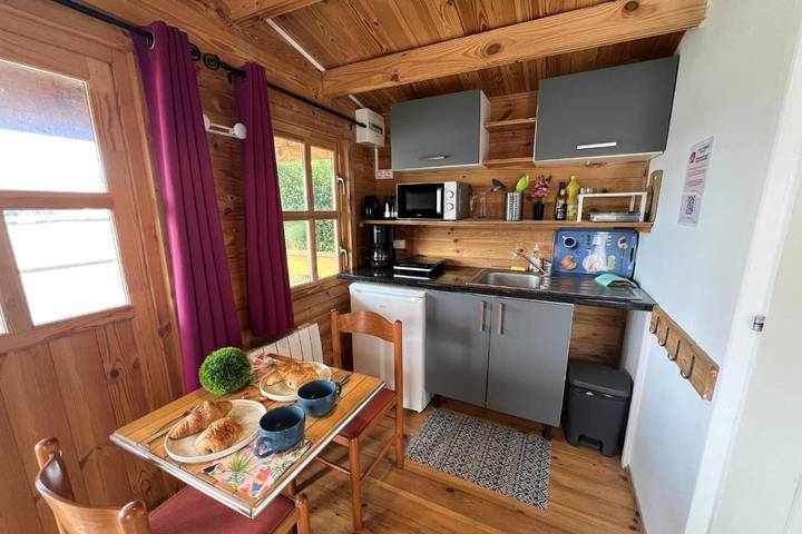 Location de vacances pour 2 personnes, avec terrasse et vue ainsi que jardin et vue sur le lac dans Lac d'Ardres - 3