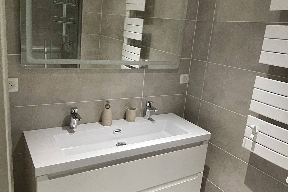 Entire apartment, Superb 1-bedroom apartment with sea views, Wifi and Ac in enchanting Èze village in Èze, Nice region