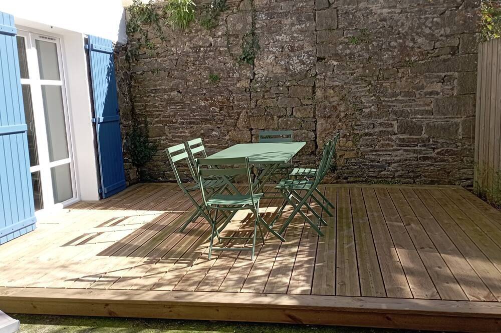 In the heart of the small \"cité de Caractère\" of Le Faou, house with private swimming pool in Le Faou, Iroise