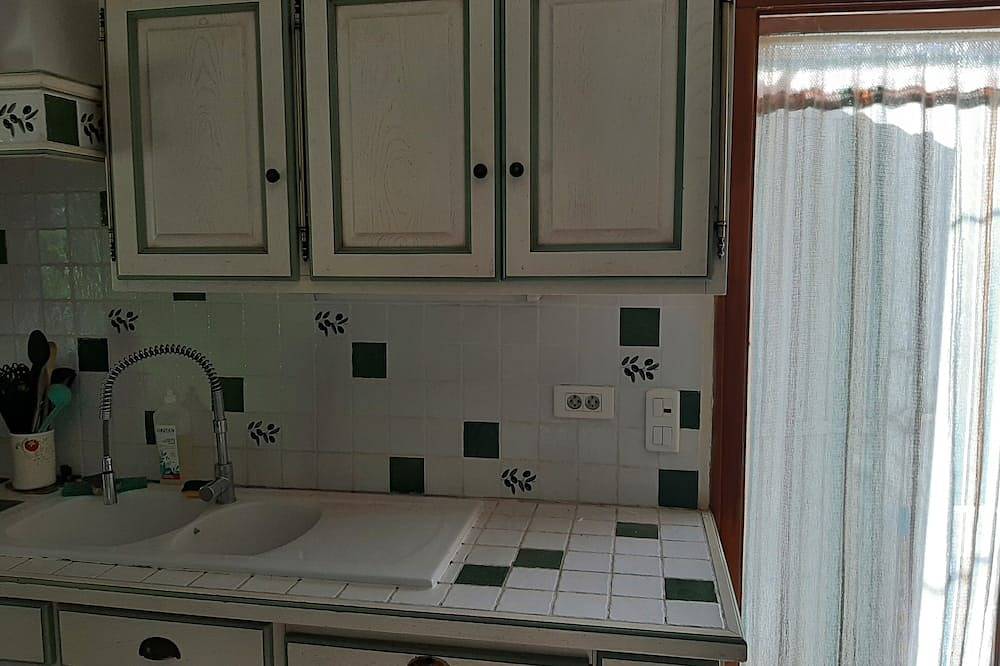 Villa Tout Confort Avec Piscine Privée in Alleins, Arles region