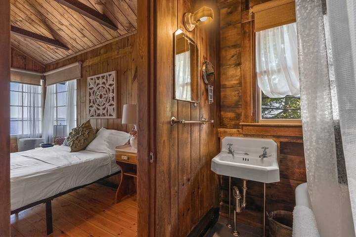 Vacation rental for 22 people, with yard in Sebago Lake