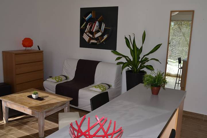 Gîte pour 2 personnes, avec terrasse ainsi que jardin et piscine à Bouillargues - 4