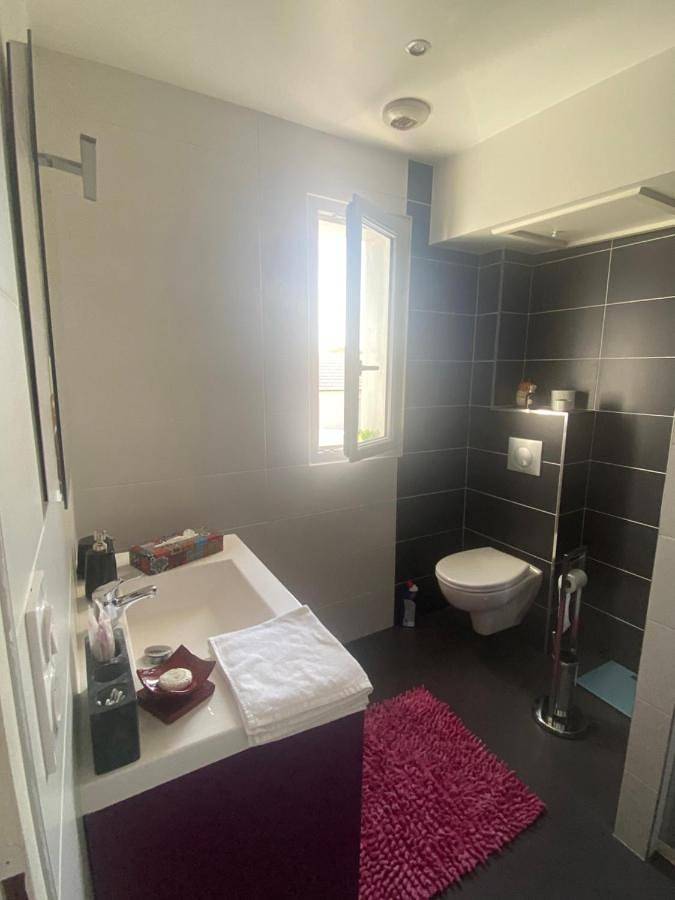 Appartement de vacances entier, Chambre avec salle de bain privée à l étage dans ma maison in Bourges, Région de Bourges