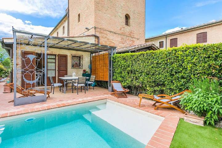 Villa voor 4 personen, with whirlpool and tuin as well as terras in Poggibonsi