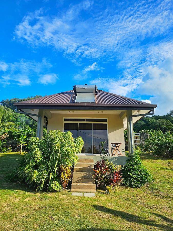 Location de vacances pour 2 personnes, avec terrasse ainsi que vue et jardin dans Uturoa - 3