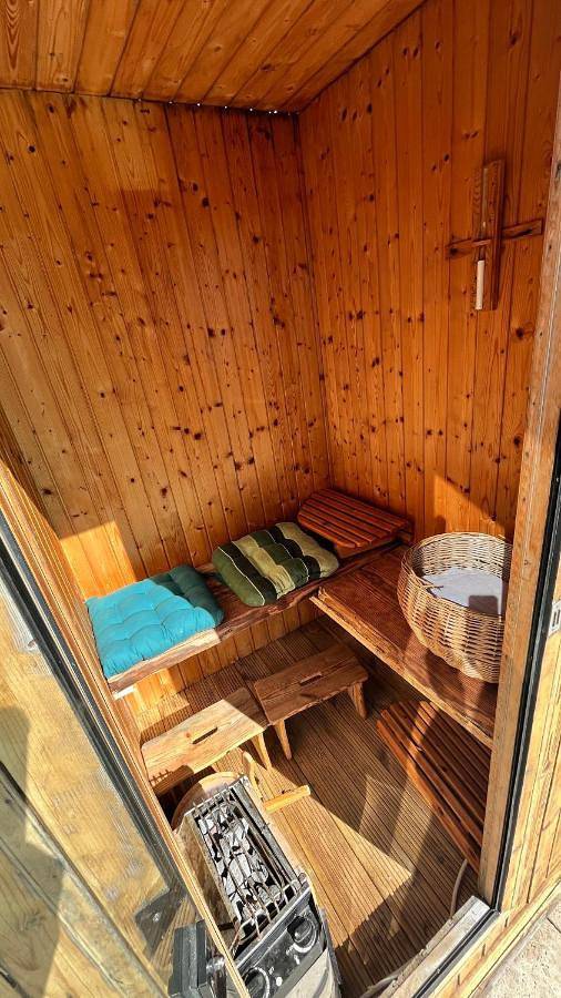 La yourte de Nîmes, sauna, spa , jacuzzi piscine et aire de jeux privatif in Caveirac, Région de Nîmes