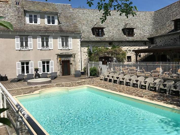 Camping pour 4 personnes, avec Piscine et Sauna dans L'Aubrac