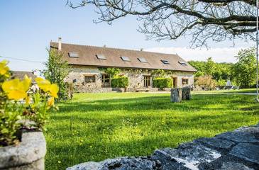 Gîte pour 22 personnes, avec terrasse ainsi que piscine et jardin à Aynac
