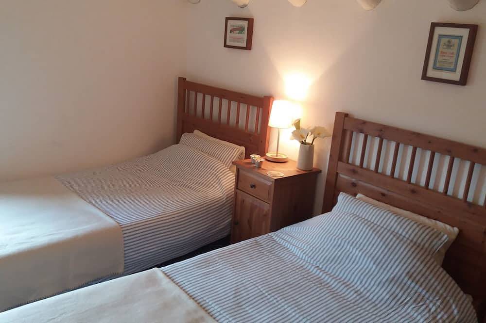 Tranquil lakeside stone cottage in Tomar, Santarém Distrikt