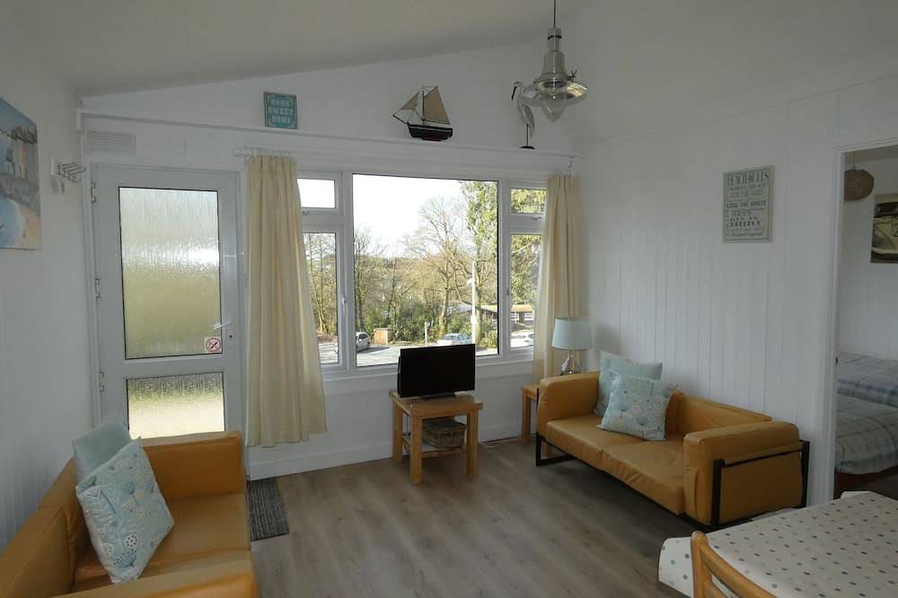 Lovely bright bungalow, tasteful coastal interior. in Cornwall