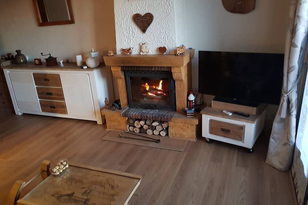 Appartement entier, Beautiful studio renovated 30 m2 with fireplace in Gréolières les Neiges, Gréolières