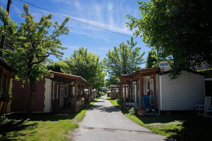 Camping pour 4 personnes, avec bassin pour enfant et terrasse ainsi que jardin et piscine dans Lac Majeur (Italie) - 4