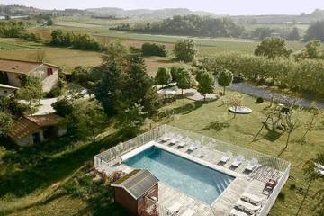 Gîte pour 7 personnes, avec terrasse ainsi que piscine et jardin à Marsaz