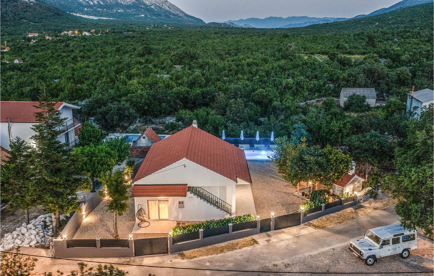 Geräumige 2-Zimmer-Wohnung mit Pool, Terrasse und WLAN in Rašćane, Makarska Riviera