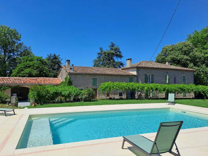Gîte pour 12 personnes, avec Terrasse ainsi que Jardin et Piscine à Lombers