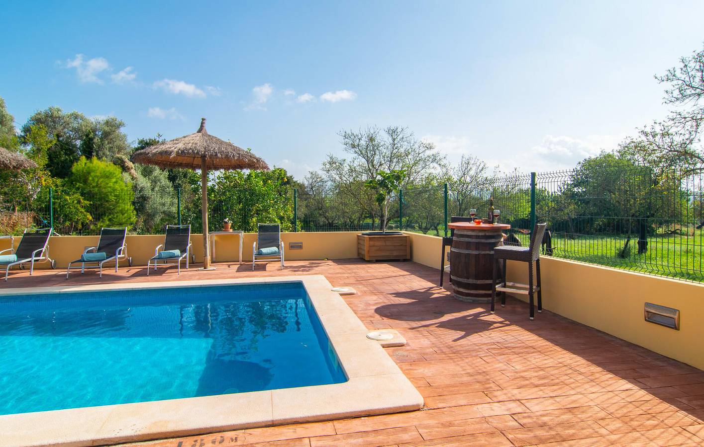 Gemütliches Apartment mit Pool, Terrasse & AC 2km vom Can Cap de Bou Strand entfernt in Alcúdia, Mallorcas Küste