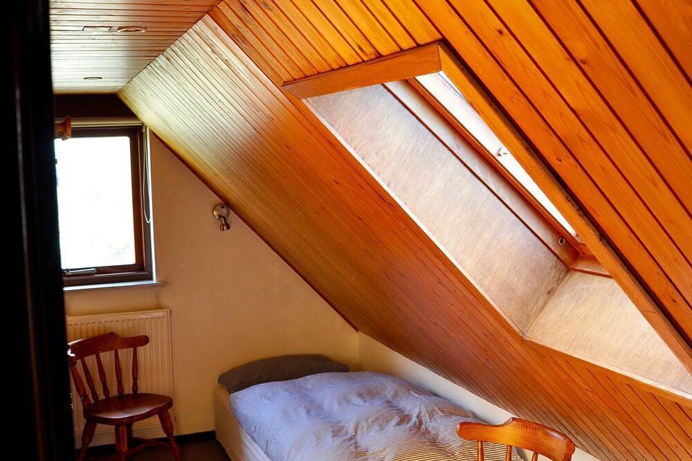Idyllisch huisje met rieten dak in de nabijheid van het strand in Buren (Ameland), Nederlandse waddeneilanden