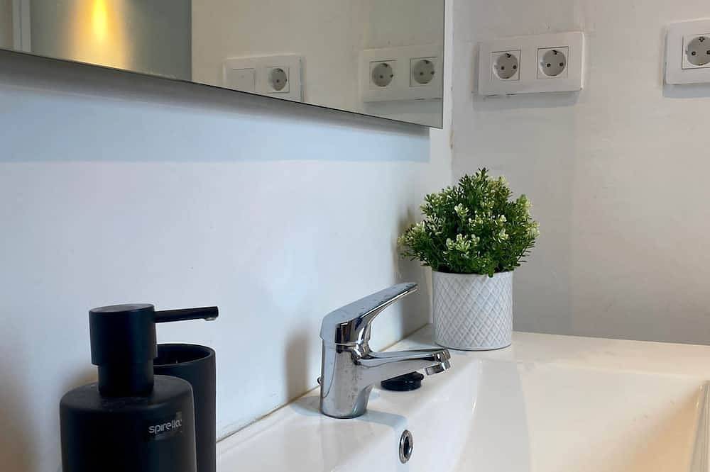 Entire apartment, Nice 1 bedroom apartment with small inner courtyard 10 min. from the beach in Mataró, Costa del Maresme