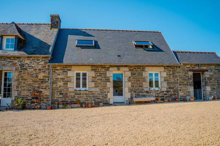 Location de vacances pour 3 personnes, avec Jacuzzi et Terrasse ainsi que Jardin et Sauna à Peumerit