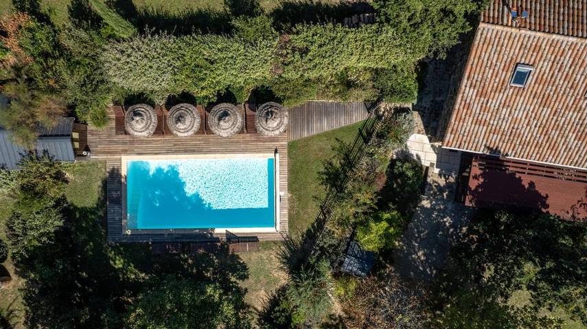 Location de vacances pour 22 personnes, avec jardin ainsi que vue et piscine à Sanilhac