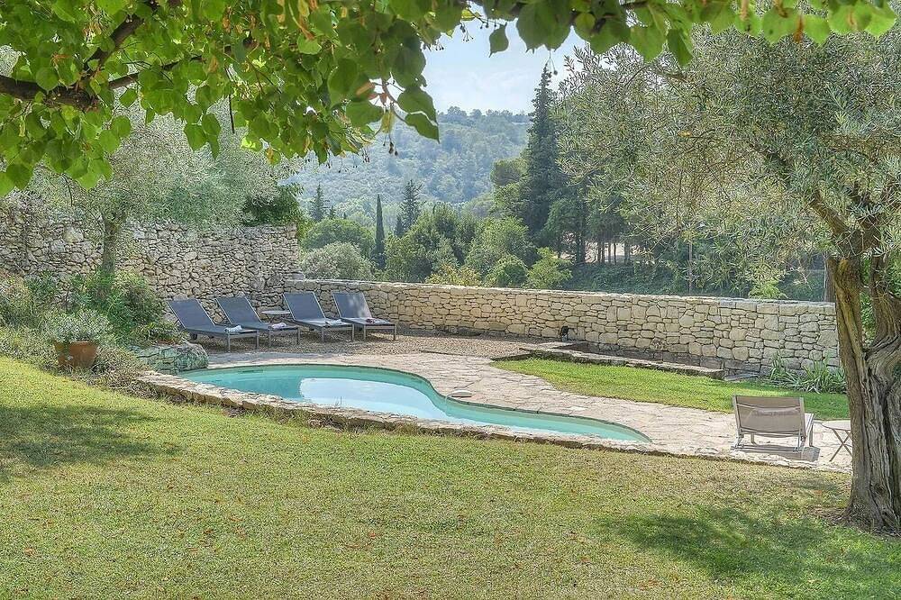 Superb villa with view, quiet location 8 minutes' walk from the center of Uzès! in Uzès, Région de Nîmes