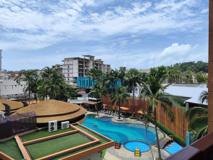 Appartement de vacances pour 2 personnes, avec balcon et piscine ainsi que jardin et vue