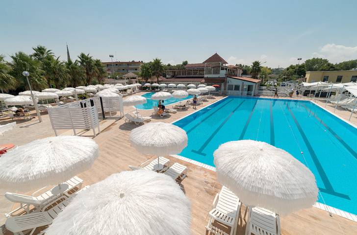 Camping für 4 Personen, mit Terrasse und Garten sowie Kinderpool und Pool in den Abruzzen