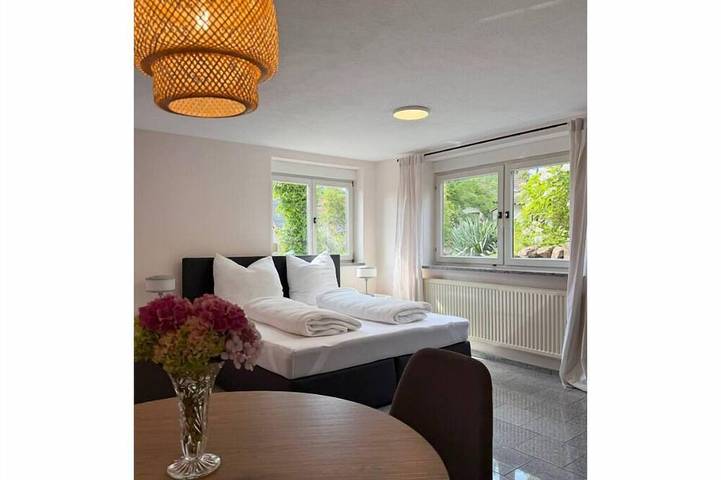 Ganze Wohnung, Ferienwohnung - umgeben von blühenden Hortensien und Gartenidylle. in Teningen, Südschwarzwald