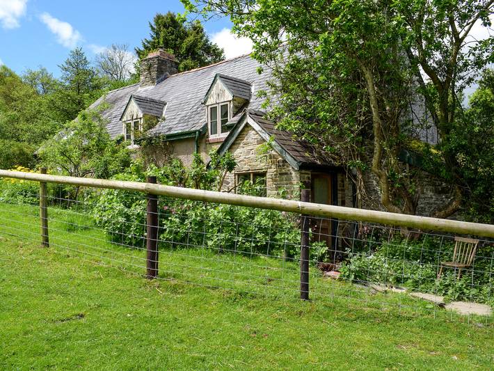 Log cabin for 7 people, with Garden in Powys