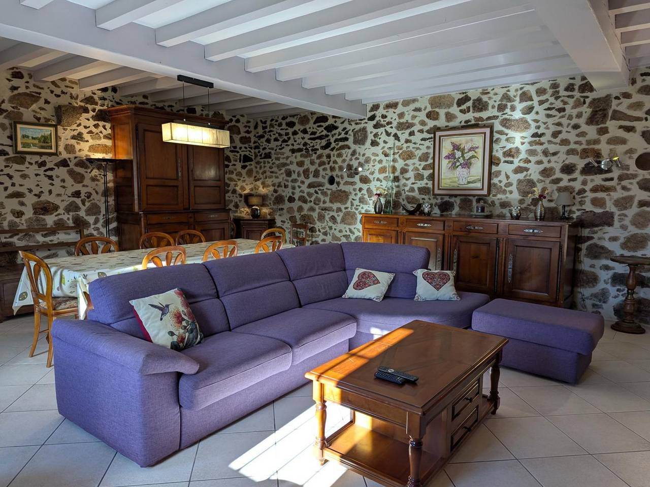 Gîte spacieux avec piscine privée et jardin, idéal pour familles avec animaux in Esse, Charente