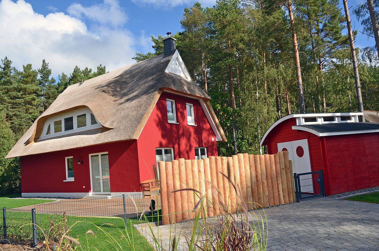 Ferienhaus mit Kamin und Sauna, ca. 300m zum Sandstrand, Haustiere willkommen in Ostseebad Glowe, Glowe