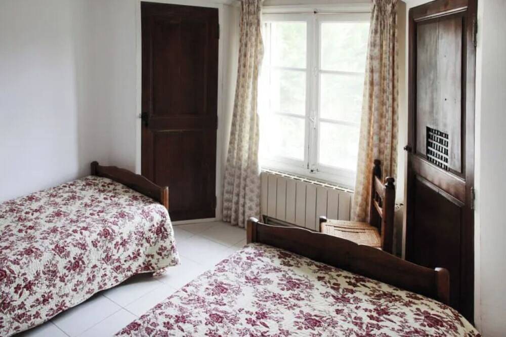 Entire apartment, Gauguin - Bright family apartment with terrace and park view in Fourques, Nimes region