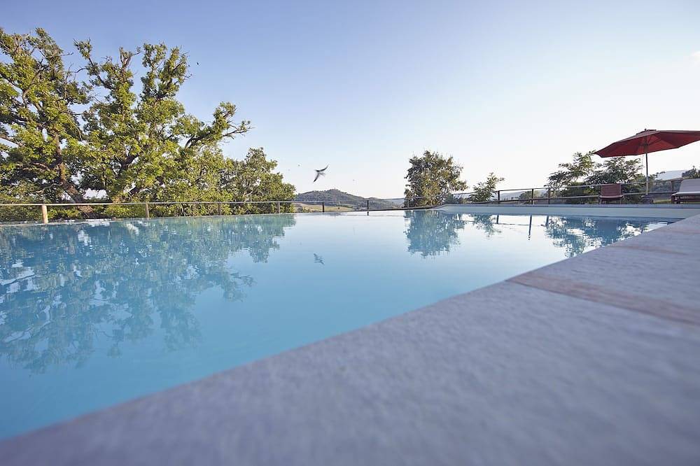 Authentic stone farmhouse, pool, view, bbq, wifi, bedrooms with bathroom and a/c in Perugia, Perugia Province