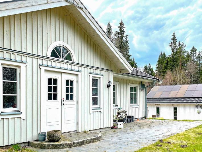 Familjevänligt hem med utsikt över naturen in Hössna distrikt, Västergötland