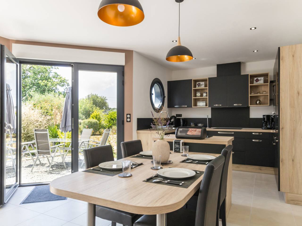 Maison moderne en bois au bord de la forêt à Lessay in Lessay, Région de Coutances