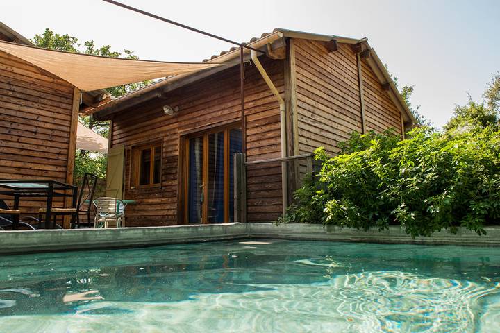 Chalet pour 4 personnes, avec piscine et jardin ainsi que jacuzzi et terrasse