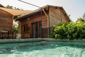 Chalet pour 4 personnes, avec jacuzzi et terrasse ainsi que jardin et piscine en Ardèche