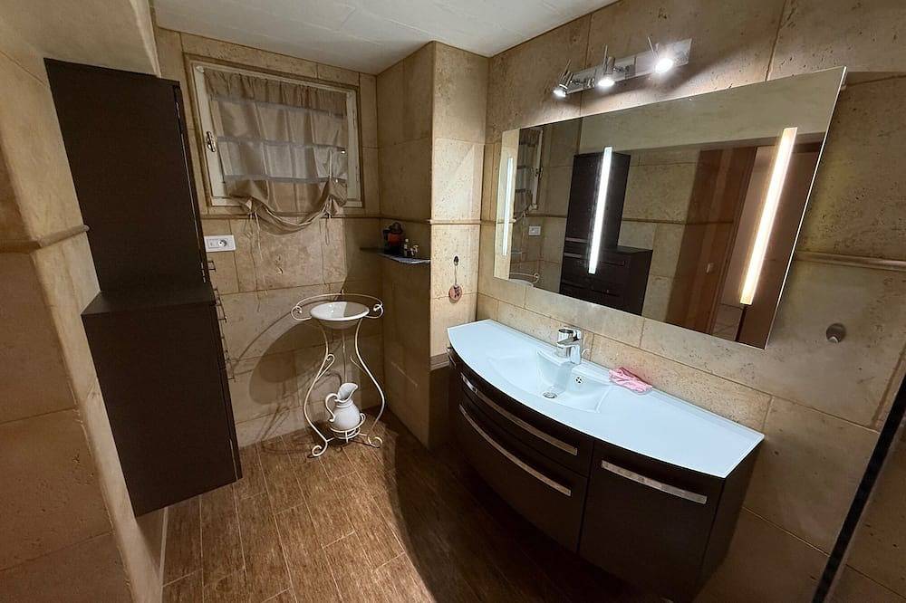 Apartamento entero, Type 2 apartment in the heart of the Provencal countryside with swimming pool and parking lot in Auriol, Marsella region