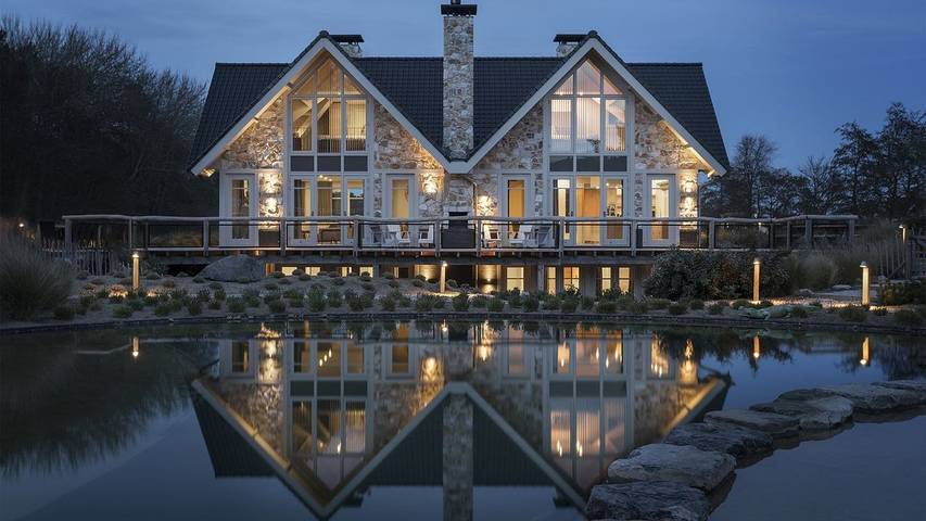 Vacation rental for 18 people, with sauna and pool as well as yard and hot tub in Noordwijk