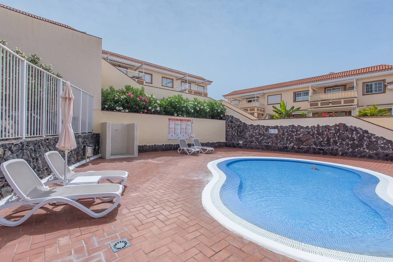 Apartamento entero, Encantadora suite con piscina en Chayofa, vistas a la montaña, Wi-Fi y aire acondicionado in Chayofa, Arona 