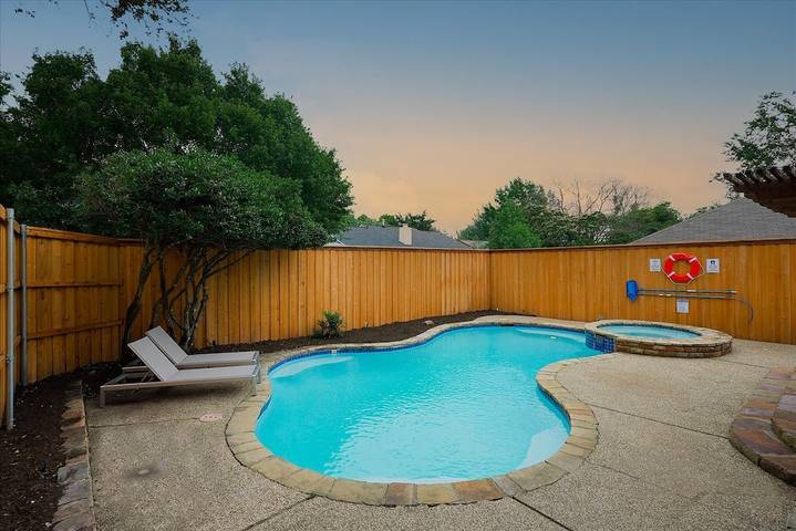 Vacation rental for 10 people, with balcony and pool as well as yard in Plano