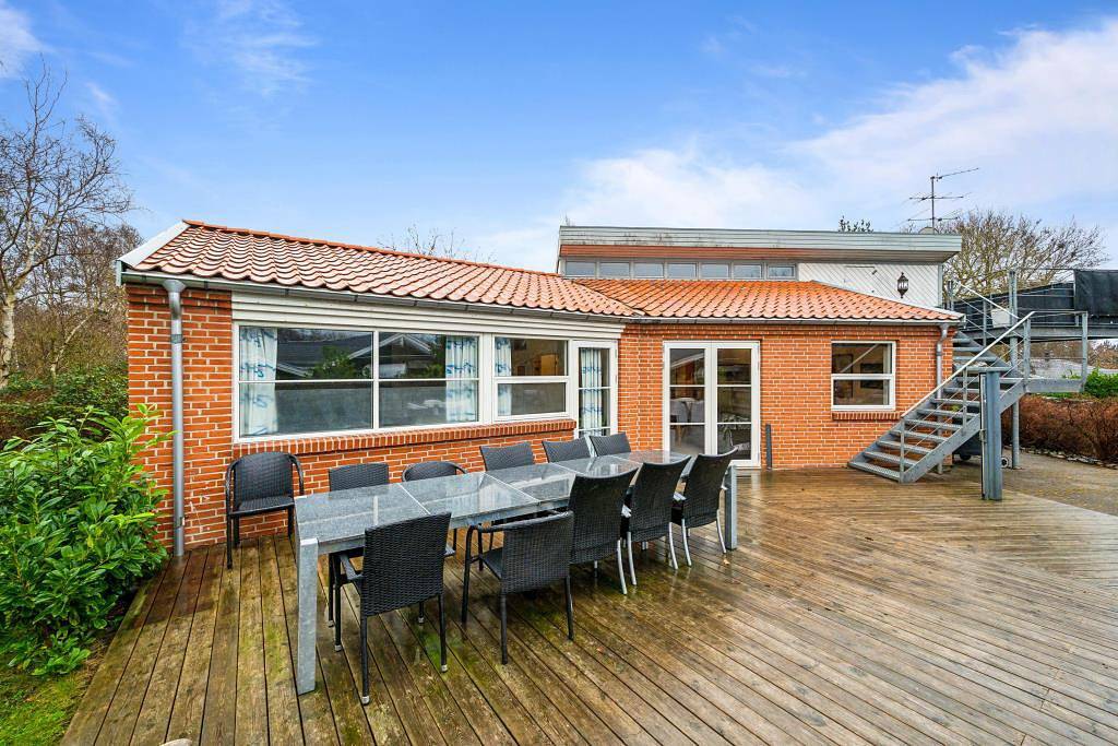 Spacious and inviting pool house with spa, sauna, rooftop terrace and room for the whole family – just 300 metres from the water and close to Ebeltoft’s beaches, forest and harbour. in Øerne, Ebeltoft
