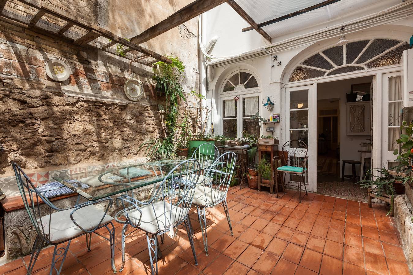 Apartamento entero, Apartamento 'El Patio De Gracia' con terraza privada, Wi-Fi y aire acondicionado in Centro Barcelona, Barcelona