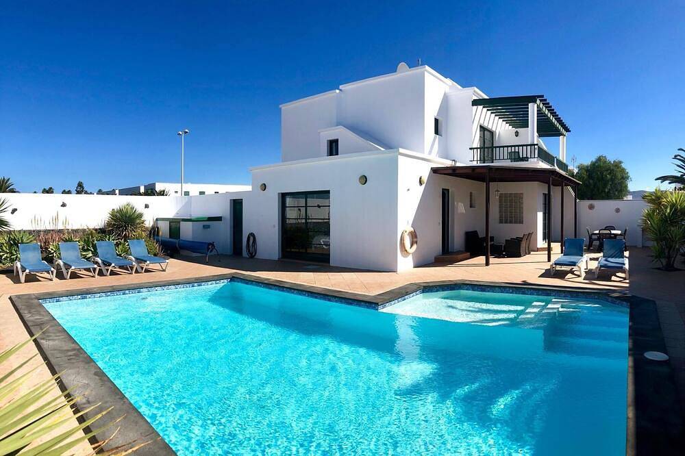 4 Bedroom, 3 Bathroom, Large Heated Pool, 20 Minute Walk to Playa Blanca Town in Playa Blanca, Yaiza