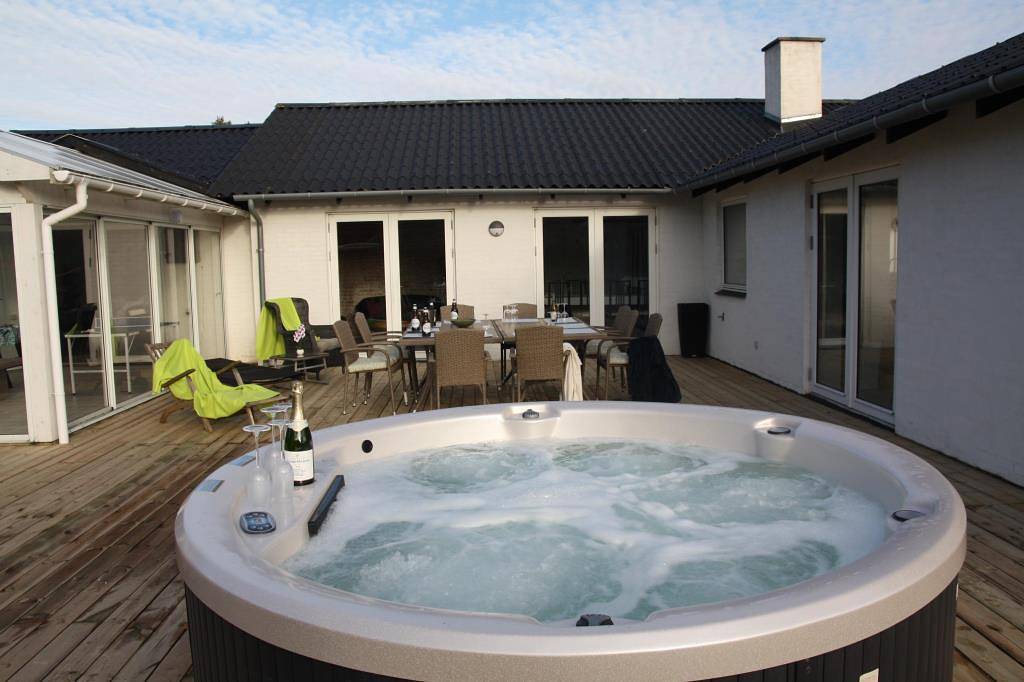 Luksus hus centralt i byen med total lukket grund. incl. rengøring. in Blavand, Varde Region