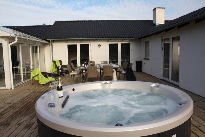 Villa for 10 people, with garden and hot tub as well as sauna - 1